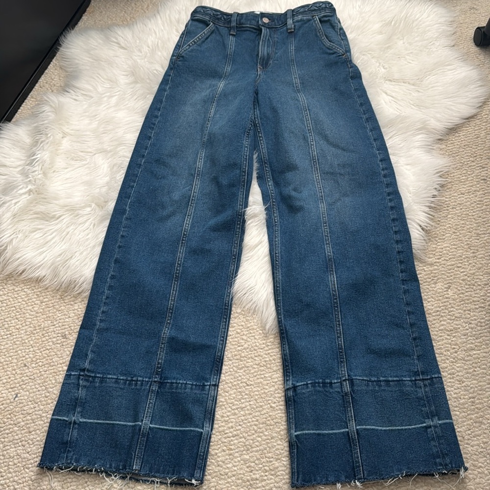 Gap high stride size 28 wide leg jeans. Twisted de I’m waist